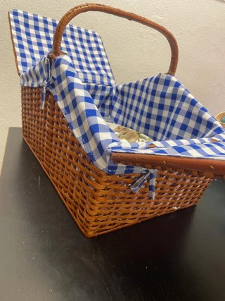 Cesta de picnic de mimbre con forro azul