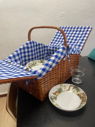 Cesta de picnic de mimbre con forro azul