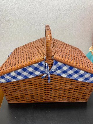 Cesta de picnic de mimbre con forro azul