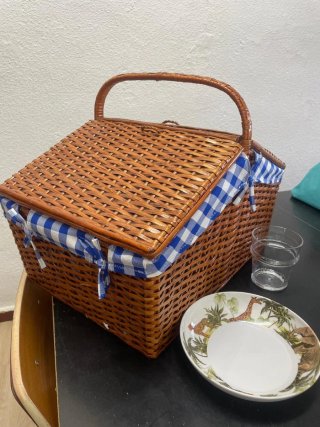Cesta de picnic de mimbre con forro azul