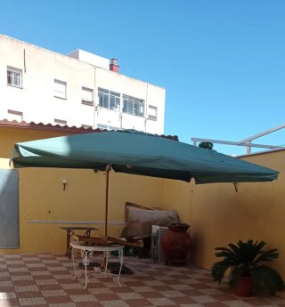 Sombrilla grande de jardín