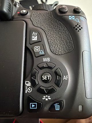 Canon EOS 600D + Objetivo 18-55mm
