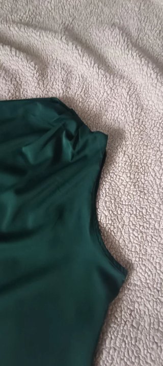 Top asimétrico verde talla 48