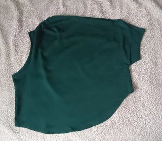 Top asimétrico verde talla 48