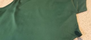 Top asimétrico verde talla 48