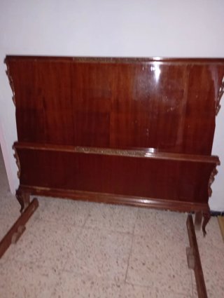 Cabecero de cama de madera oscura