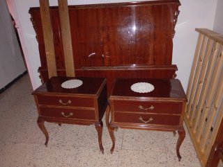 Cabecero de cama de madera oscura