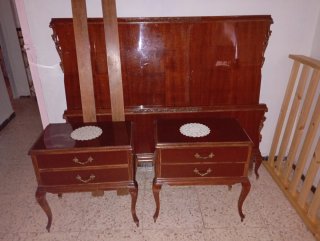 Cabecero de cama de madera oscura