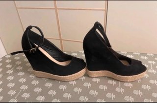 Sandalo con zeppa nero