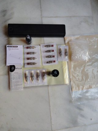 Máquina de tatuar con accesorios