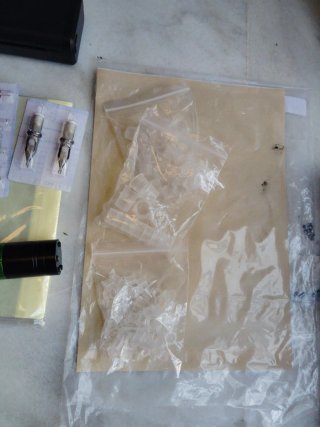Máquina de tatuar con accesorios