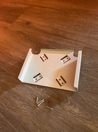 Soporte Mac Mini Sabrent bajo mesa