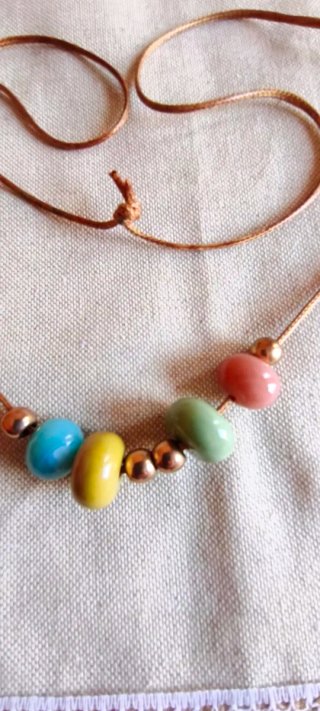 Collar de cuentas de colores y oro