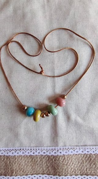 Collar de cuentas de colores y oro