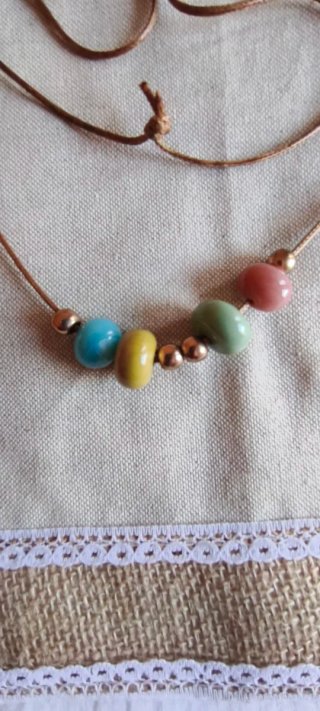 Collar de cuentas de colores y oro