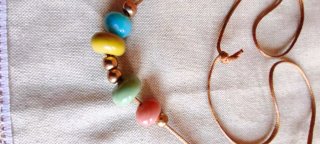 Collar de cuentas de colores y oro