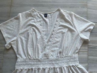 camiseta blanca bordada tipo boho babydoll