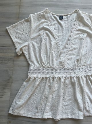camiseta blanca bordada tipo boho babydoll