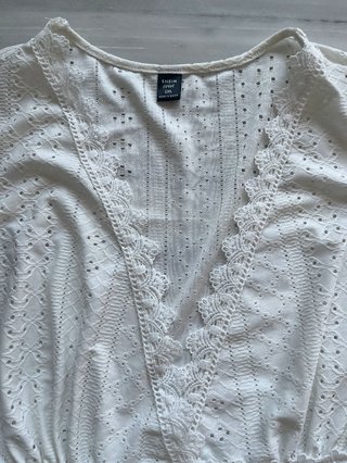camiseta blanca bordada tipo boho babydoll