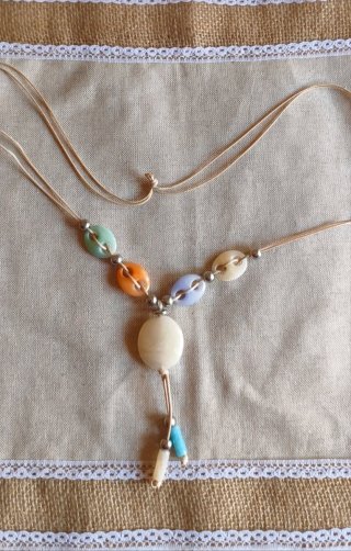 Collar artesanal con cuentas de colores