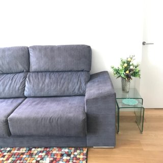Sofá y pouf gris