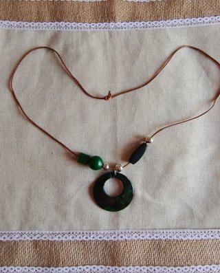 Collar con colgante de aro verde