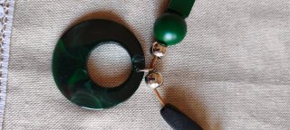 Collar con colgante de aro verde
