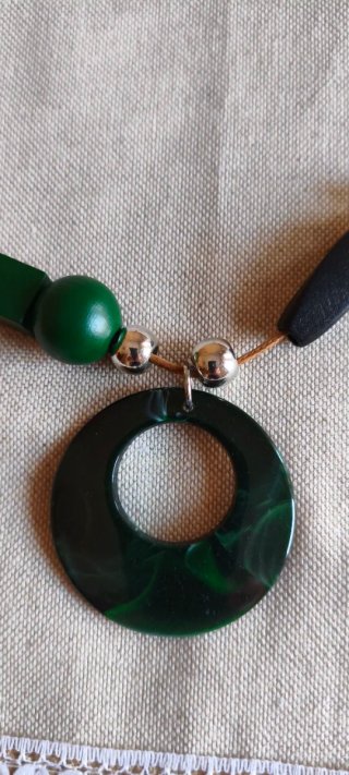 Collar con colgante de aro verde