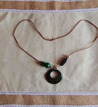 Collar con colgante de aro verde