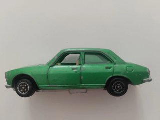 Peugeot 504 (verde metalizado) de Guisval