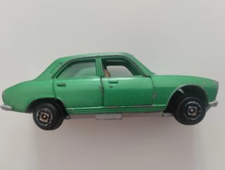 Peugeot 504 (verde metalizado) de Guisval