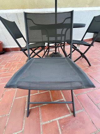Mesa redonda exterior + 4 sillas + sombrilla