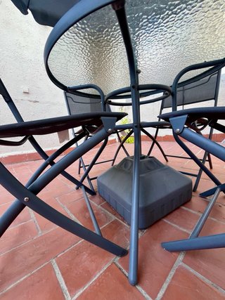 Mesa redonda exterior + 4 sillas + sombrilla