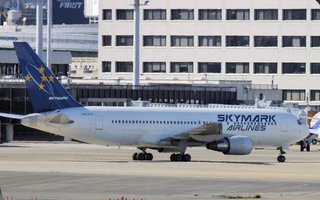 Avión Boeing 767-300ER SKYMARK Herpa 1/500