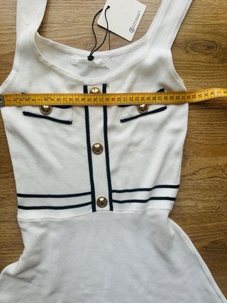 Mini abito bianco con bottoni oro