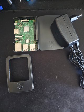 Raspberry Pi 3 B v1.2 con case e caricatore