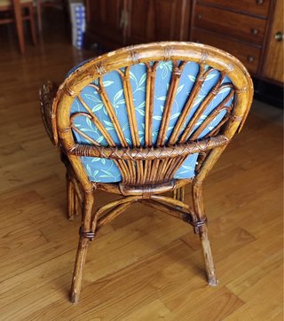 Sillón de mimbre con cojín estampado