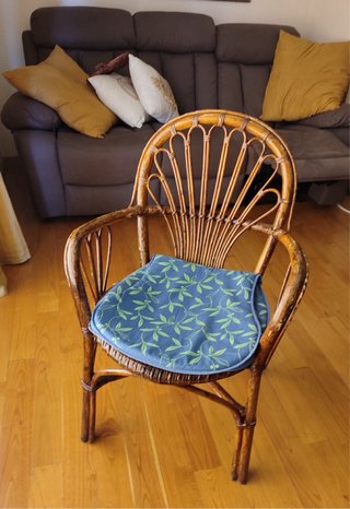 Sillón de mimbre con cojín estampado