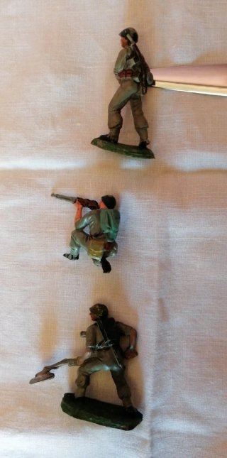 Vecchi soldatini. Serie II GUERRA MONDIALE. Tre