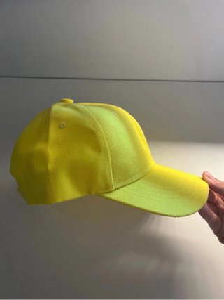 Gorra amarilla ajustable