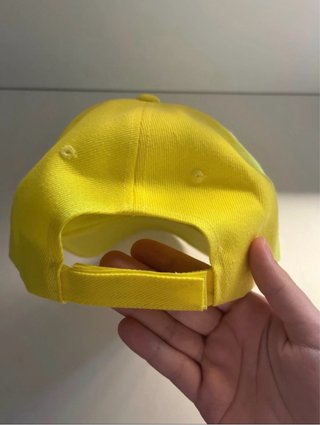 Gorra amarilla ajustable