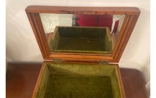 Caja antigua de madera con detalle dorado