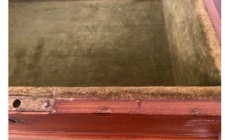 Caja antigua de madera con detalle dorado