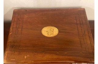 Caja antigua de madera con detalle dorado