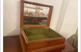 Caja antigua de madera con detalle dorado