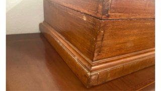 Caja antigua de madera con detalle dorado