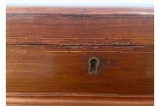 Caja antigua de madera con detalle dorado