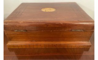Caja antigua de madera con detalle dorado