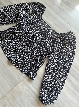 Blusa camiseta floral negra manga larga