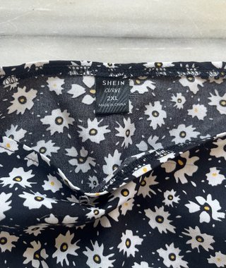 Blusa camiseta floral negra manga larga